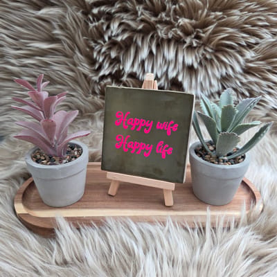 Robuust Wenstegeltje - Happy Wife Happy Life – Luxe Cadeautegel met Tekst – Perfect Cadeau voor Relaties, Woningdecoratie en Jubiliea - Trendy nu - Keramiek - Robuust - 10X10