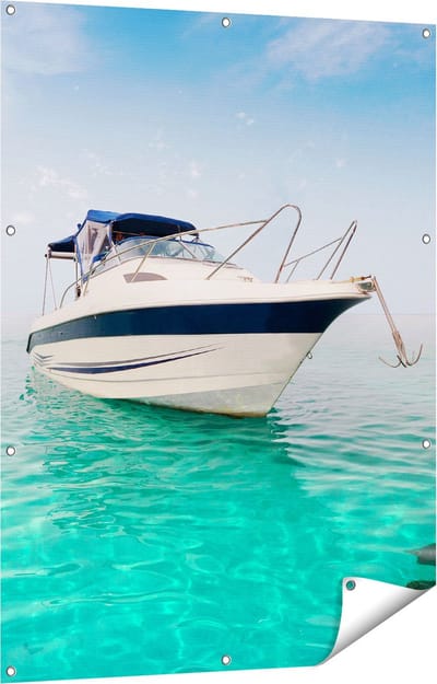Gards Tuinposter Motorboot aan het Strand met Blauw Water - 90x120 cm - Tuindoek - Tuindecoratie - Wanddecoratie buiten - Tuinschilderij