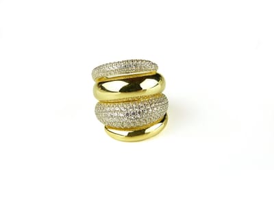 Brede ring in zilver geelgoud verguld gezet met cubic zirkonia