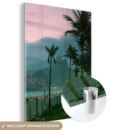 ® Glasschilderij 120x160 cm - Schilderij acrylglas - Berg bij Ipanema-strand tussen de palmen in Rio de Janeiro - Foto op glas - Muurdecoratie woonkamer - Wanddecoratie slaapkamer - Schilderijen