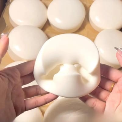 Taba Squishy Gâteau au Yaourt Pain Jouet à Presser Doux Soulagement du Stress Montée Lente Jouets Sensoriels Fidget pour Enfants et Adultes Cadeaux Relaxants beige