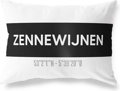 Tuinkussen ZENNEWIJNEN - GELDERLAND met coördinaten - Buitenkussen - Bootkussen - Weerbestendig - Jouw Plaats - Studio216 - Modern - Zwart-Wit - 50x30cm