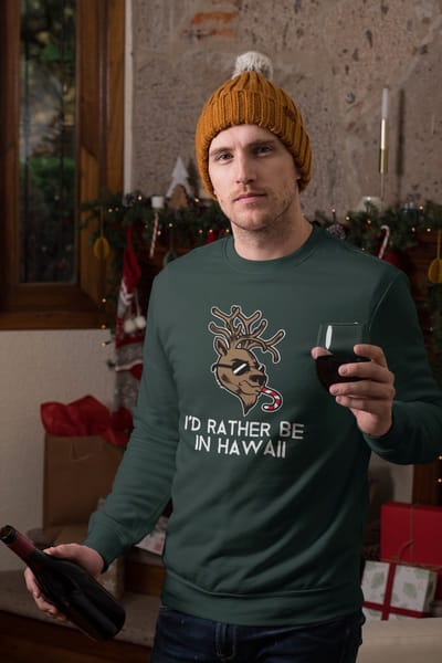 Shirt - I’d rather be in Hawaii - Wurban Wear | Grappige sweater | Leuk cadeau | Unisex sweater | Oversized sweater | Foute kerst trui | Foute kerstkleding | Kerst sweater | Kerst diner | Kersttrui dames | Foute kersttruiendag 2024 | Groen