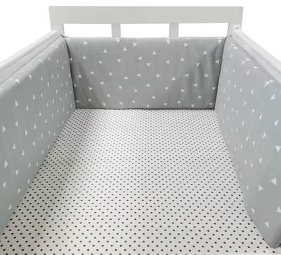 Il Bambini - Bedomrander 180x30cm - Baby Bedbumper Ledikant - Katoen - Grijs met witte driehoekjes