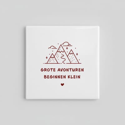 “Grote Avonturen Beginnen Klein” Keramische Tegel met Bergenillustratie – Inspirerende Quote Wanddecoratie – 15 × 15 cm