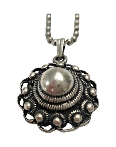 hanger zeeuwse knop 23 mm met oogjesrand,zwaar verzilverd, met bolletjesketting