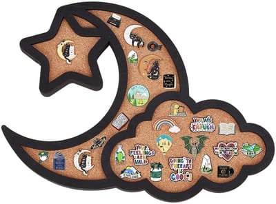 Allecto - Cloud Moon Pin Board - Kurk Bord - Wandmontage - Zwart Frame - Multifunctioneel - Decoratie voor Kantoor en Huis - 31,5 x 25,5 cm