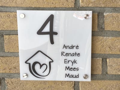Naambordje / huisnummer voordeur huis met hartje opaal