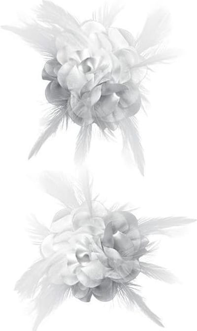 Bloem met veertjes op speld wit