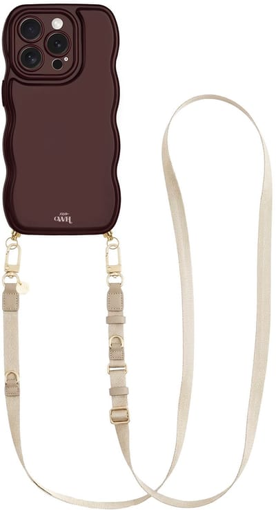 xoxo Wildhearts Glossy Wavy Cord Case Burgundy - Geschikt voor iPhone 16 Pro Max - Lanyard Strap (Beige) - Lang koord - Glimmend telefoonhoesje met golven - Hoesje met koord - Stevig telefoonkoord - Lange telefoonketting - Bordeaux rood hoesje
