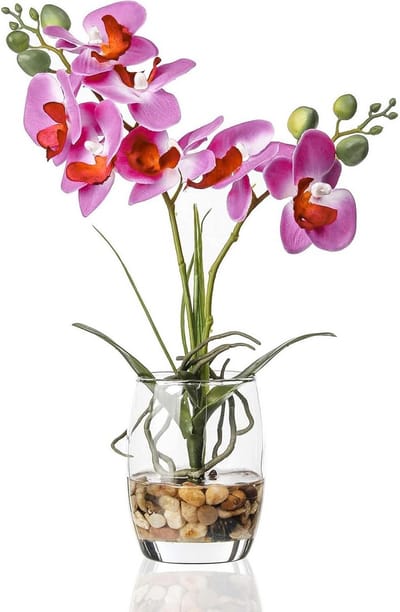Kunstmatige bonsai met orchidee in glazen vaas