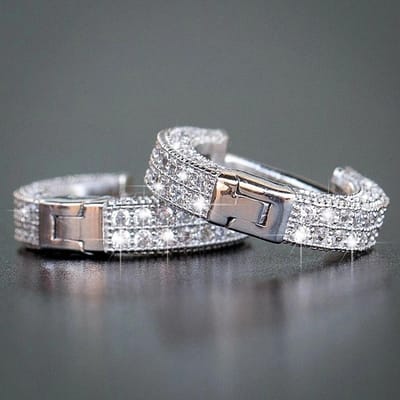 Huitan Luxe Volledig Bezette Glanzende CZ Kleine Hoepeloorbellen voor Dames 3 Kleuren Beschikbaar Veelzijdige Tijdloze Stijl Dames Oorbellen Sieraden gray