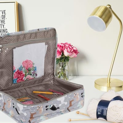 Candala projectkoffer – Naai- en garenopslag, knutsel- en breitas voor lessen en reizen, 3 plastic insteekzakken voor accessoires en organisatie – 100% katoen 34x28x12cm - Grijze honden
