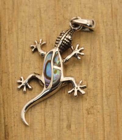 Sterling zilveren hanger gekko met gekleurd rug - gekko hanger 925 zilver - hagedis hangers van zilver - dieren hanger van sterling zilver - muurhagedis hanger voor aan ketting - mooie zilveren hanger van een hagedis gekko / Tjiktjak
