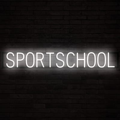 SPORTSCHOOL - Lichtreclame Neon LED bord verlicht | SpellBrite | 108,78 x 16 cm | 6 Dimstanden & 8 Lichtanimaties | Reclamebord neon verlichting