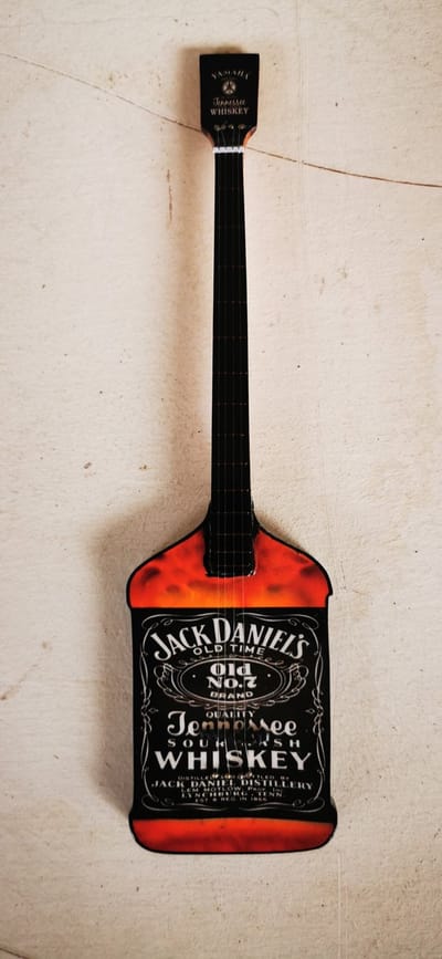 Jack Daniel's Miniatuur Gitaar Whiskyfles Model – Houten Biker & Rock Decoratie met Standaard – Luxe Tennessee Whiskey Merchandise – 25 cm Hoog – Stoer Mancave Cadeau