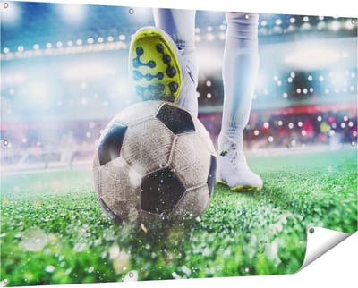 Gards Tuinposter Voetbalspeler met de Bal in het Stadion - 150x100 cm - Tuindoek - Tuindecoratie - Wanddecoratie buiten - Tuinschilderij