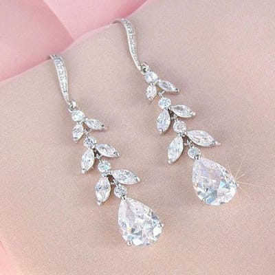 Huitan Esthetische Bruids Hangende Oorbellen voor Bruiloft Luxe Kristal Zirkonia Mode Design Dames Oorbellen Sieraden white