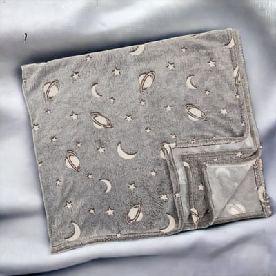 Dailygoods - Knuffeldeken - Glow-in-the-dark effect - Stijlvol en comfortabel - Grijs - Perfect voor knuffelen - 150 x 130 cm - Polyester
