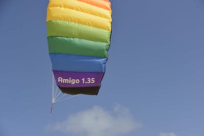 Matrasvlieger Amigo - Twee lijns vlieger - Buiten spelen - Ideaal voor beginners - 135 cm - Regenboog