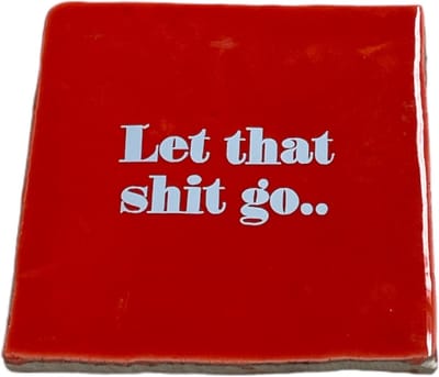 Hippe tegeltje met tekst: Let that shit go | Rood met pastel blauw | Gepersonaliseerde cadeau | Hippe Spreuktegel | Nieuwe woning cadeau | Housewarming cadeau