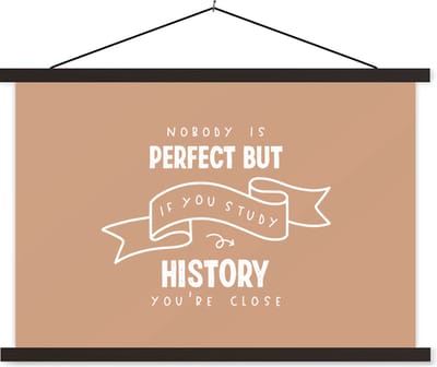 Posterhanger incl. Poster 60x40 cm - Schoolplaat - Quotes - History - Geschiedenis - Studenten - Textielposter - Zwarte latten