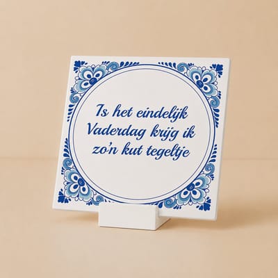 Grappige Vaderdag Tegel met houdertje “Is Het Eindelijk Vaderdag Krijg Ik Zo’n Kut Tegeltje” 15x15 cm – Humoristische Blauwe Delfts-Stijl Keramische Cadeautegel voor Vaders