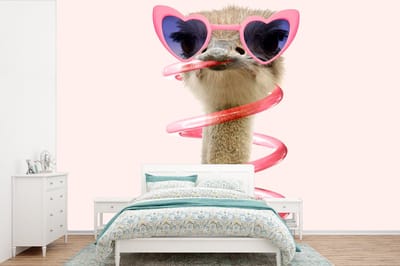 Behang - Fotobehang - 360x240 cm - Struisvogel - Zonnebril - Roze - Dieren - Dieren behang