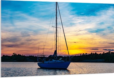 Acrylglas - Vissersboot met Hoge Mast en Zonsondergang - 150x100 cm Foto op Acrylglas (Wanddecoratie op Acrylaat)