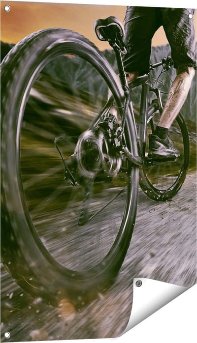Gards Tuinposter Moutainbike Fietser in de Bergen - 60x90 cm - Tuindoek - Tuindecoratie - Wanddecoratie buiten - Tuinschilderij