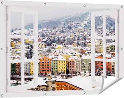 Gards Tuinposter Doorkijk Gekleurde Huisjes met Sneeuw in Oostenrijk - 120x80 cm - Tuindoek - Tuindecoratie - Wanddecoratie buiten - Tuinschilderij