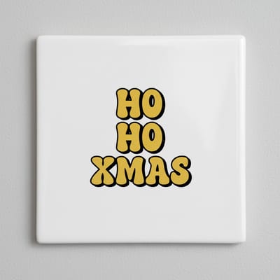 Ho Ho Xmas Decoratieve Keramische Tegel 15x15 cm – Vrolijke Kerst Quote Wanddecoratie voor Feestelijk Interieur