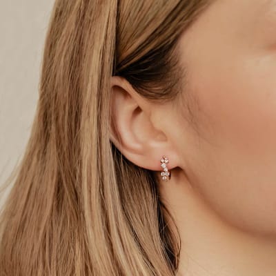 Hey Happiness Sterrencluster Huggie Oorbellen 925 Zilver 18K Roségoud Verguld – 12,85 mm – Zirkonia Cluster – Kliksluiting – Roségoud