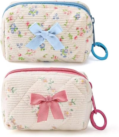 Set van 2 Mini Make-up Tassen - 10×5×5 cm - Bloemenprint met Vlinderstrik - Draagbaar Handtasje voor Oordopjes en Kleine Toiletartikelen - Reistoilettas voor Vrouwen en Meisjes - Zoete Feminine Stijl - Blauw en Roze