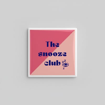 “The Snooze Club” Tegel 15×15 cm – Grappige Roze Slaapliefhebber Keramische Wanddecoratie & Cadeau