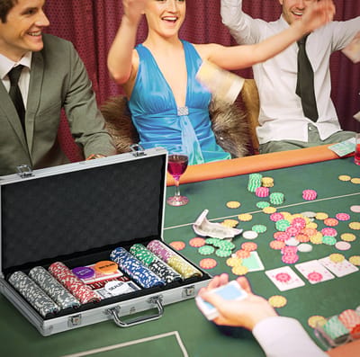 MEUNIQ pokerkoffer set met 300 chips van 11,5 g, 2 kaartspellen, 5 dobbelstenen, dealer en blind buttons, mat en aluminium draagkoffer, zilver