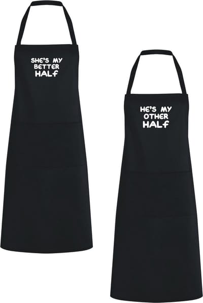 Go Mama™ – Keukenschort “The other half, the better half” – Koppel kookschort – One Size – Verstelbaar – Zwart – Origineel trouwcadeau of huwelijkscadeau