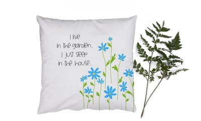 Sierkussens - Kussentjes Woonkamer - 50x50 cm - Quotes - Spreuken - I live in the garden I just sleep in the house