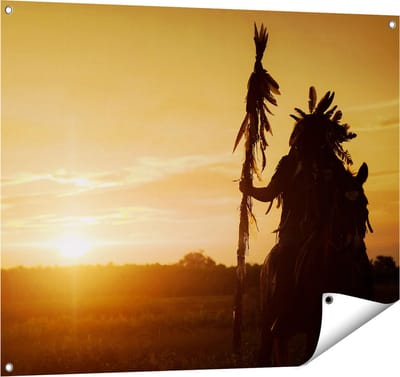 Gards Tuinposter Indiaan met een Speer bij Zonsondergang - 100x80 cm - Tuindoek - Tuindecoratie - Wanddecoratie buiten - Tuinschilderij