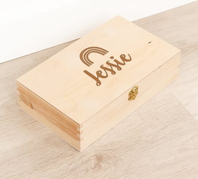 Houten kistje 'Jessie' Regenboog - Tekenkist - Herinneringsdoos - Kraamcadeau - Knutseldoos - Memorybox - Baby - Geboorte