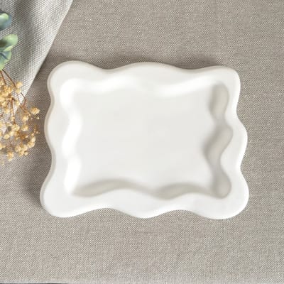 Rechthoekige tray met golvende rand – wit – handgemaakte decoratieve schaal van porseleingips – minimalistische organizer voor kaarsen & accessoires
