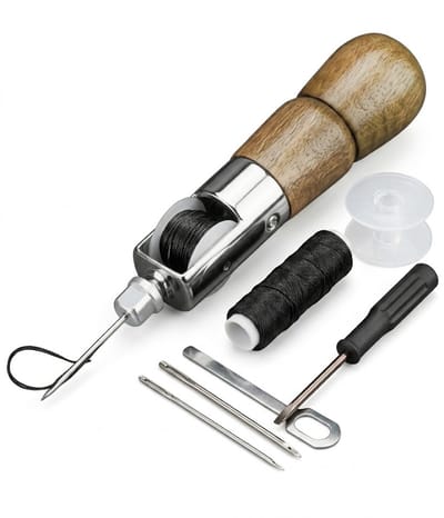 Bruin houten handnaaimachine leer naaier set voor beide draagbaar naai gereedschap met metalen behuizing en spoel inclusief naalden en draad voor reparatie en DIY