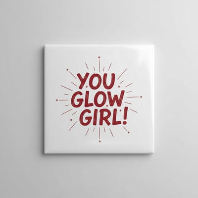 Empowerende Quote Keramische Tegel “You Glow Girl!” – Krachtige Typografie Inspirerende Wanddecoratie – Decoratieve Tegel 15 × 15 cm