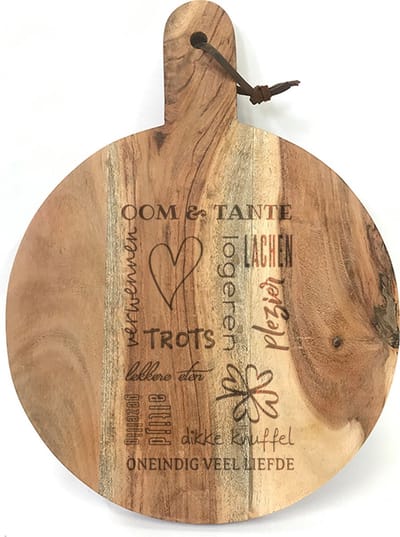 Ronde snijplank/borrelplank met tekst gravure OOM en TANTE. Een origineel cadeau voor het bekend maken van een zwangerschap, oom en tante. Het formaat is 40x30cm incl. handvat en 30cm doorsnede excl. handvat.