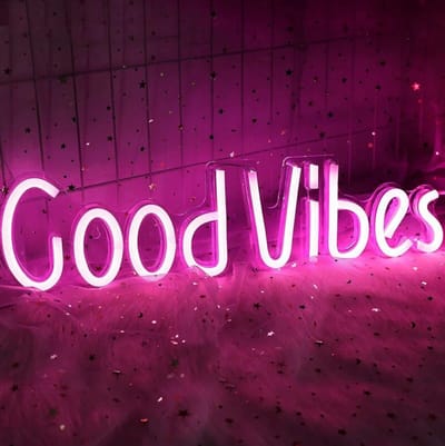 Neon Wandlamp Good Vibes - Roze - LED - Inclusief 2 ophanghaakjes - Neon Verlichting - Sfeerverlichting - Led lamp - Neonlicht - Neon lamp