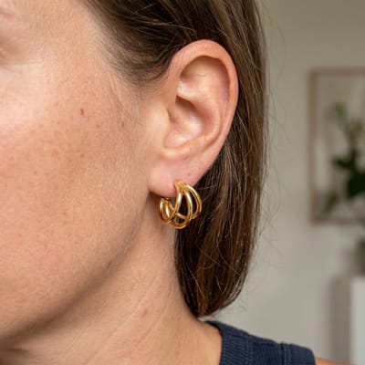 Lundholm Nika Oorbellen Dames Goudkleurig – Premium Stainless Steel Jewellery gold PVD Plated – Oorstekers met Drie Bogen – Elegante Statement Oorbellen my – 2 cm – Waterproof & Hypoallergeen – Scandinavisch Design