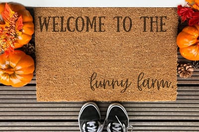 Welcome To The Funny Farm | 90x60 cm | Nieuwe huis cadeau | Ingangsmat | Deurmat met stijl | Verhuizing cadeau | Praktisch & trendy | Perfect voor binnenkomst | Cadeau voor nieuwe woning