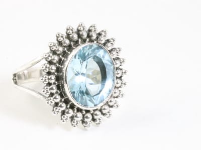 Bewerkte zilveren ring met blauwe topaas - maat 18