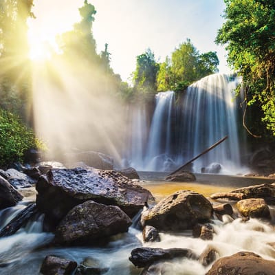 Fotobehang - Natuur - Waterval - Water - Rotsen - Meer - Landschap - Zon - Jungle - (152.5 x 104 cm)