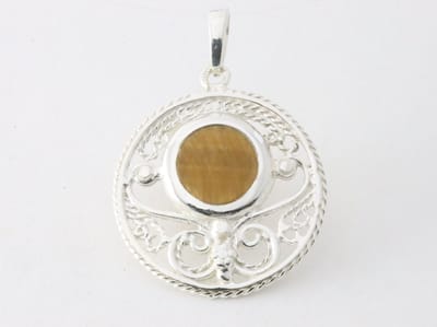 Ronde opengewerkte zilveren hanger met tijgeroog